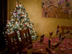 Verlichte kerstboom naast de tafel