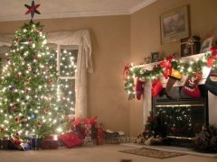 Verlichte kerstboom met kerstcadeaus