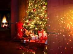Kerstboom met cadeaus en een brandende open haard